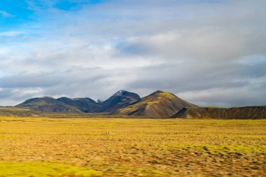 Dağ kırsalında sonbahar doğası. Dağ manzaralı bir yer. Manzara sonbahar kırsalında. Dağlı kırsal alan. Sonbahar dağ manzarası. Sabah sisinde İzlanda doğası.