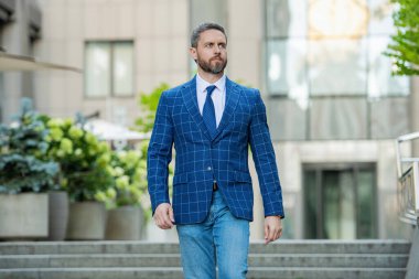 Üst düzey yönetici, politikacı. Takım elbiseli zengin adam. Dışarıda başarılı bir iş adamı. İş görüşmesinden önce şehirde başarılı bir iş adamı. İş adamının iş başarısı. Takım elbiseli iş adamı..