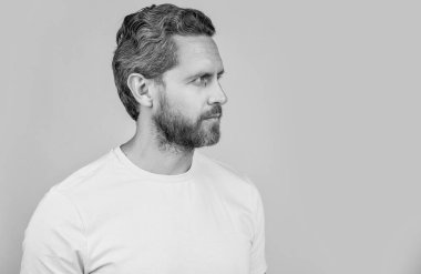 Stüdyoda sarı tişört giyen bir adam, reklam. Sarı tişört giyen bir adamın fotoğrafı. Erkekler sarı tişört giyer. Adam arka planda sarı tişört giyiyor..