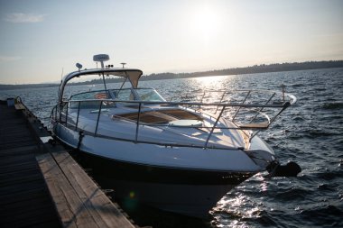 Deniz marinasında lüks bir karavan yatı. Tekne limanında yat. En iyi yaz tatili için özel lüks tekne. Yaz tekne tatili. Tekne gezisi. Yazın yat tatili. Marina Körfezi.