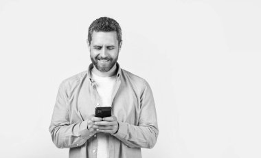 İnsan telefonunda fotokopi alanı olan bir mesaj. Mesaj atan adamın fotoğrafı var. Stüdyonun arka planına izole edilmiş bir şekilde mesaj yaz. Stüdyoda mesajı olan bir adam var..