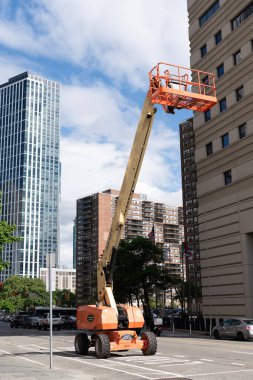 New York City, ABD - 19 Mayıs 2024: teleskopik patlama kaldırma JLG. JLG patlama asansörü açık havada. Güneş Kemeri Kiralama 'nın makine ekipmanları, köşe görünümü.