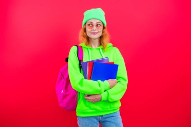 Öğrenci hayatı. Üniversitedeki kız öğrenci. Okula dönelim. Bilgi toplama günü. Üniversitede eğitim. Pembe üzerine izole edilmiş genç bir kız. 1 Eylül. Bilgi ve eğitim. Okul eğitimi. Ödev atamaları.