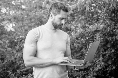 Dizüstü bilgisayarı olan serbest çalışan bir adam. Açık havada serbest çalışan bir adam. Serbest çalışan bir adam internette çalışıyor. Serbest Çalışan Adam 'ın fotoğrafı..