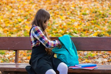 Bilgi ve eğitim. Okul eğitimi. Öğrenci hayatı. Okula dönelim. Okul çantalı sonbahar kızı. Ergenlik için eğitim. Sonbahar parkında açık havada genç bir kız. Çalışmak için sonbahar zamanı. Hazır olun..