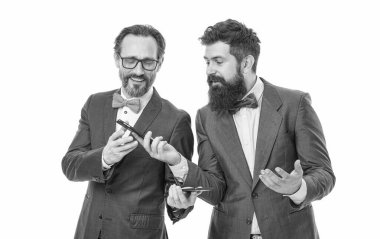 İnternetten al ve sat. Çevrimiçi bankacılık hizmeti kavramı. İş adamları modern teknolojiden faydalanıyor. Mali göstergeler çevrimiçi. Çevrimiçi finans. Mobil uygulama akıllı telefonu.