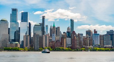 New York City 'nin ufuk çizgisi, ABD. NYC simgeleri. Günbatımında New York şehrinin gökdeleni ve gökdeleninin muhteşem manzarası. Manhattan 'ın güzel manzarası.