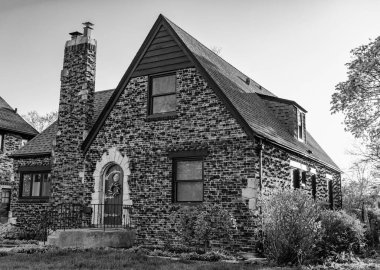 Modern varoş yazlığı. Mimarlık konsepti. Banliyöde bir ev. Açık havada bir ev. Mahalledeki banliyö evi. Banliyö ev mimarisi. Kasaba evi.