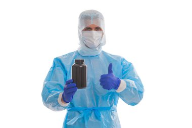 İlaç teklif et. Acıyı dindirmek için ilaç. Şifacı adam ilaçlarını sakladı. Haplı ya da vitaminli doktor. İlaç ve sağlık. Tıp doktoru beyazları izole etti. Multivitamin ve vitamin. Hasta bakımı.