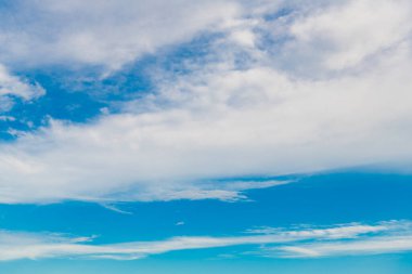 Bulutlu gökyüzü. Bulutlu gökyüzü arka planı. Bulutlu gökyüzü arkaplanı. Gökyüzünde bulut. Bulutlu bir arka plan. Beyaz bulutlu mavi gökyüzü. Gökyüzü ve bulutlar.