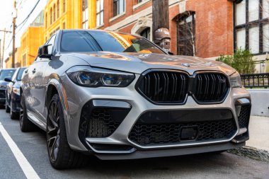 New York City, ABD - 15 Mart 2024: BMW X6 lüks otomobil dışarıda park edilmiş, ön manzara.