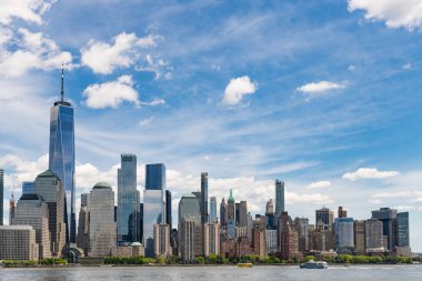 Hudson River, New York 'tan Manhattan manzarası. ABD, New York, Manhattan. Aşağı Manhattan silueti. New York, Birleşik Devletler. Manhattan 'da New York şehrinin silüeti.