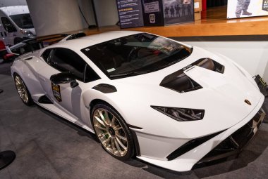 New York City, ABD - 27 Mart 2024: Lamborghini Huracan STO STO New York Uluslararası Otomobil Fuarı 'nda beyaz spor araba, üst manzara.