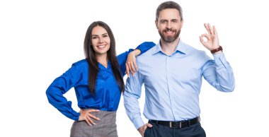 İş projesinde çalışan iş adamları. Yeni bir iş projesinde işbirliği yapıyorum. Beyazlar üzerinde izole iş adamları. Ofiste toplantı yaparken iş adamları birlikte. Güçlü etki.