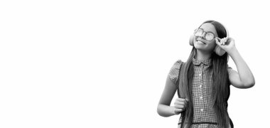 Kulaklıkla para kazanan mutlu genç kız. Kızlar için okul eğitimi. çocukluk internet eğitimi. Modern kulaklıklı genç kız. Online eğitim. Okula dönüyorum. Mutlu çocukluk.