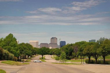 Arabasız şehir manzarası ve yol. Ufukta hedefli boş yol. Elektrik hatları olan bir yol. Yol boyunca seyahat etmek.