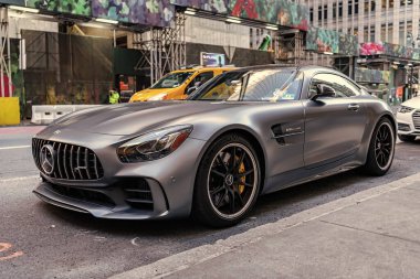New York City, ABD - 09 Ağustos 2023: Mercedes Benz AMG GT 2018 park edilmiş spor araba, köşe görüş.