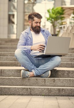 Pozitif Adam Freelancer 'ın kahve molasında görüntülü görüşmesi var. Serbest Çalışan Adam 'ın dışarıyla görüntülü görüşmesi var. Man Freelancer 'ın bilgisayarında video kaydı var. Freelancer 'ın dışarıda görüntülü görüşmesi var..
