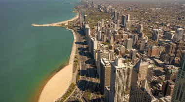 Gökdelen hava görüntüsü. Şehir manzarası silüeti. Metropolis 'teki mimari bina. Chicago sahil şehrinin gökdelen mimarisi. Metropolis City silueti. Rıhtıma bakan şehir manzarası.