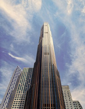 Metropolis mimarisi. Görkemli gökdelen mimarisi. Camsı yüzlü bir gökdelen. Metropolis City 'deki modern bina. Metropolis City 'de bir gökdelen. Şehir merkezinde gökdelenli.