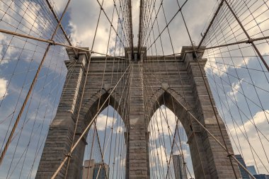 Manhattan 'a giden yol. New York 'taki Brooklyn Köprüsü. Metropolis 'teki Brooklyn Köprüsü' nün muhteşem manzarası. Brooklyn 'deki tarihi köprünün mimarisi. Amerikan mimarisi tarihi eser. Hudson Nehri 'ni geçiyoruz..