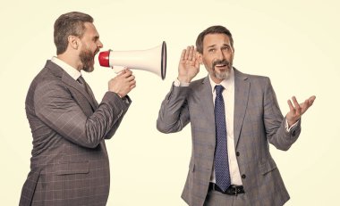 Hoparlörden bağıran bir işadamı. İşadamı tanıtımcıda anlaşmazlık var. İş adamı reklamını yapıyor. Reklam konsepti. İş fikri reklamı. Meslektaşım.