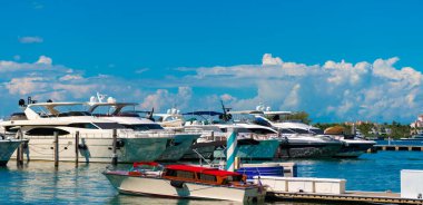 Lüks yat Miami sahil limanında demirlemiş. Yaz marinası, Florida..