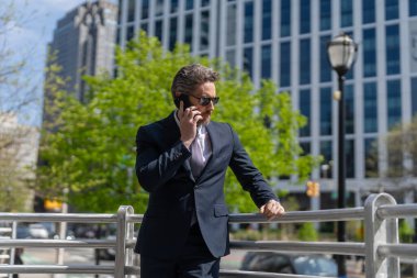 İş adamının dışarıyı araması gerekiyor. Telefon kullanan bir iş adamı. Takım elbiseli bir adam telefonda konuşuyor. Telefonu olan orta yaşlı İspanyol işadamı. İş iletişimi. Etkin dinleme.