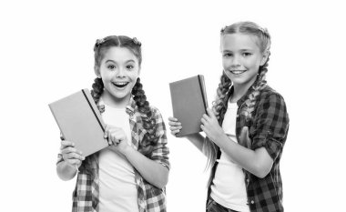 Kızlar günlük hakkında düşüncelerini paylaşıyorlar. Çocuk bilgisi. Üniversite öğrencileri. Okul kızları ve günlük defterleri. Arkadaşlıklarının günlüğü. Okula dönüyorum. Lise eğitimi. Mutlu çocukluk.