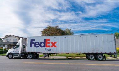 Chicago, ABD - 21 Ağustos 2024: Yolda FedEx konteynırlı kamyon. FedEx Şirketi, uluslararası kapsamı olan ABD merkezli bir lojistik şirketi. Federal Express, Lider şirkettir.