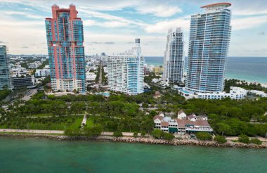 Miami güney plajının şehir manzarası. Miami şehir merkezinde modern gökdelenleri olan Florida. Hava görüntüsü. Miami Plajı 'ndaki gökdelenli şehir manzarası. Skyline marina havacılık şehri manzarası. Şehir ufku.