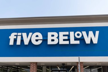 Chicago, ABD - 17 Ağustos 2024: 5 Mağaza tabelası. Five Aow Inc., Amerika 'da indirimli indirimli satış mağazaları zinciri..