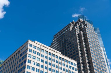 Modern gökdelen binası. Metropolis 'teki mimari bina. Gökdelen perspektif görüntüsü. Şehir mimarisi. Modern ofis binasının mimarisi. Perspektif şehir gökdeleni. Düşük açı görünümü.