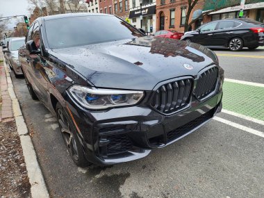 New York City, ABD - 10 Mart 2024: BMW X6 araba siyah açık hava, köşe görüş.