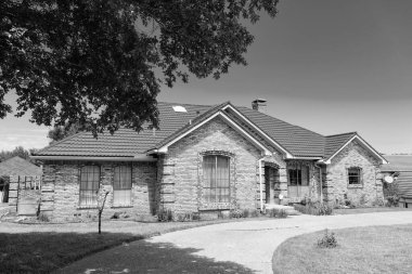 Mahalledeki bir mülk. Açık alanda bir apartman. mimari tasarım. İkamet mimarisi. Banliyö ev mimarisi. Modern yazlık ev. Mimarlık konsepti. konak evi.