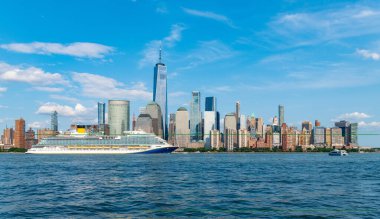 New York 'ta. New York 'ta gemi turu. New York Manhattan 'ın silueti Hudson Nehri yolcu gemisiyle geziyor. New York gemi seyahati
