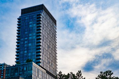 Şehir mimarisi. Modern cam binaların mimarisi. Perspektif şehir gökdeleni. Modern gökdelen binası. Metropolis 'teki cam bina. Gökdelen perspektif görüntüsü. Boşluğu kopyala.