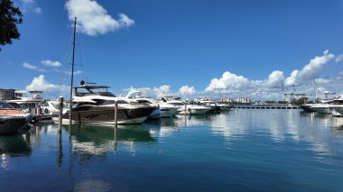 Navigasyon yatı. Özel lüks tekne Miami sahiline demir attı. Yaz tekne tatili. Miami yat turu. Yazın yat tatili. Marina körfezi. Deniz marinasında lüks bir karavan yatı. Yat bakımı.