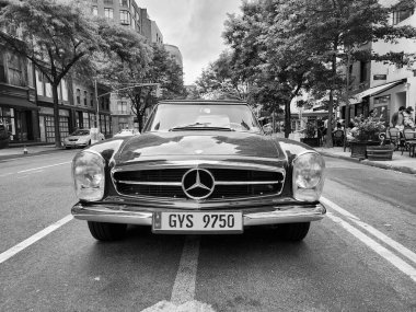 New York City, ABD - 3 Haziran 2023: Mercedes-Benz W113 iki kapılı yeşil metal ön manzara.