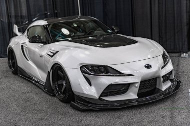 New York City, ABD - 27 Mart 2024: Toyota GR Supra spor araba New York Uluslararası Otomobil Fuarı, köşe manzaralı.