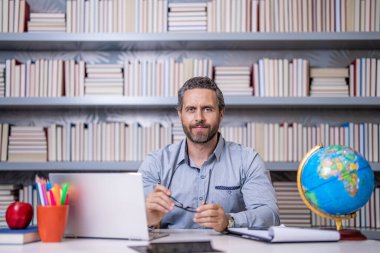 Bilgi ve eğitim. Okulda öğretmenim. Öğretmen okula eğitim veriyor. Okul dersinde bilgi. Sınıfta öğretmen. Öğretmenler günü. Bilgi günü. Okul eğitimi. Bilgi başarının anahtarıdır..