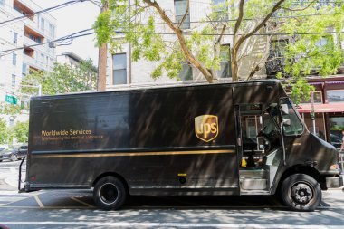 New York, ABD - 10 Ekim 2023 UPS United Parcel servis kamyonu New York caddesinde. Konut teslimat servisi. UPS kamyonu. UPS en büyük posta hizmeti şirketidir.