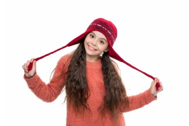 Sıcak kış şapkası takan genç çocuk portresi. Kız çocuğu beyazda izole edilmiş. Mutlu bir çocukluk. Örgü süveter giyen genç bir kız. Kış modası. Şapkalı şık kız. Kaşmir karışımı aksesuarlar.