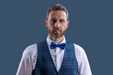 Garson. Smokinli erkek giysili adam Griler 'de izole edilmiş. Resmi erkek giyim sektöründe karizmatik bir adam. Yakışıklı garson adam smokin giyer. Şık smokin papyonu. Papyonlu garson servis yapmaya hazır..