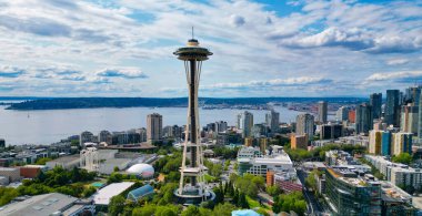 Modern Seattle bölgesi. Hava boşluğu iğnesinin mimarisi. Washington 'daki Space Needle kulesiyle Seattle' ın havadan görüntüsü. Seattle şehir merkezi silüeti. Havadan Seattle. Uzay iğnesi. Elliott Körfezi.