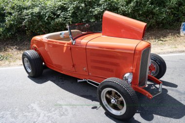 Seattle, WA, ABD -3 Temmuz 2024: 1932 Ford Roadster turuncu rengi park halinde..