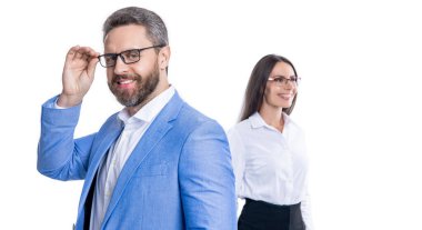 Resmi takım elbiseli iki iş adamı. Hırslı iş adamları destek veriyor. Profesyonel iş lideri ve menajeri. Başarılı iş adamları. İş arkadaşları beyazları izole ediyor. Yaratıcı bakış açısı.