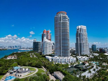 Yaz tatili. Güney sahili havacılık şehri. Şehir manzarası. Miami plajı gökdelen manzarası. Marina, Miami Beach, Florida USA 'de. Biscayne Körfezi. Lüks şehir manzaralı Miami Marina şehir merkezi. Lüks otel..