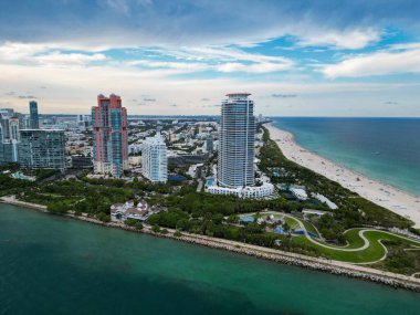 Miami güney plajının şehir manzarası. Miami şehir merkezinde modern gökdelenleri olan Florida. Hava görüntüsü. Miami Plajı 'ndaki gökdelenli şehir manzarası. Skyline marina havacılık şehri manzarası. Şehir merkezi..