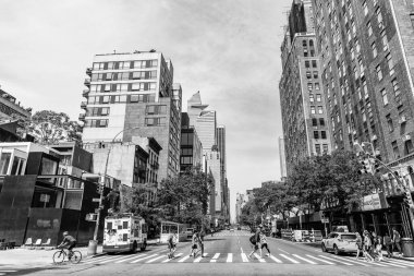 New York City, ABD - 05 Ağustos 2023: W 23. Cadde ve 10. Cadde kavşağı, şehir manzaralı.